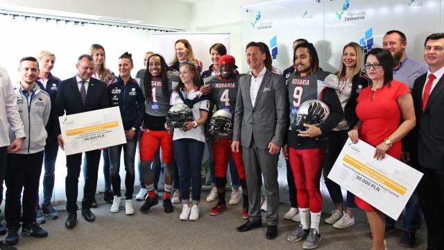 Finansowe wsparcie za logo na koszulkach czy bandach reklamowych przekazał urząd marszałkowski zachodniopomorskim klubom sportowym.