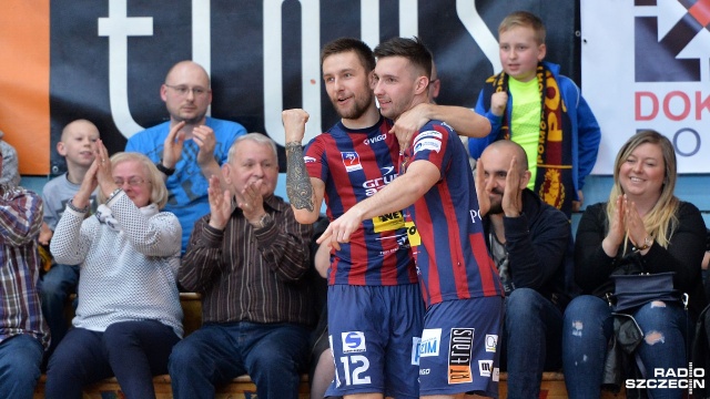 Halowi piłkarze Pogoni 04 Szczecin przystępują do walki o tytuł mistrza Polski w futsalu. W sobotę w pierwszym finałowym meczu zmierzą się z Gattą Zduńska Wola.