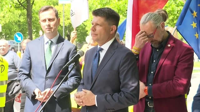 Przywódcy opozycyjnych ugrupowań, którzy zorganizowali Błękitny Marsz w Warszawie pod hasłem Jesteśmy i będziemy w Europie mają świadomość, że ich przemarsz nie pozostanie bez echa w kręgach zwolenników PiS - taki scenariusz kreśli lider.Nowoczesnej Ryszard Petru.