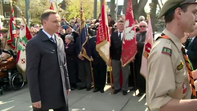 Prezydent RP rozpoczął wizytę w Kanadzie. W poniedziałek Andrzej Duda złożył kwiaty przed pomnikami ofiar zbrodni katyńskiej i katastrofy smoleńskiej w Toronto. Na miejscu prezydencką parę witali przedstawiciele kanadyjskiej Polonii.