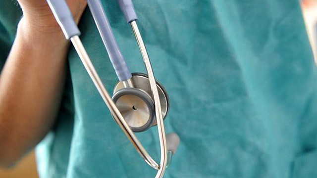 Kilkunastu młodych lekarzy z regionu wysłało recepty do ministra zdrowia z apelem o podwyżki. Jak twierdzą dwa tysiące złotych na rękę - przy pełnym wymiarze godzin pracy - nie wystarczają na życie.