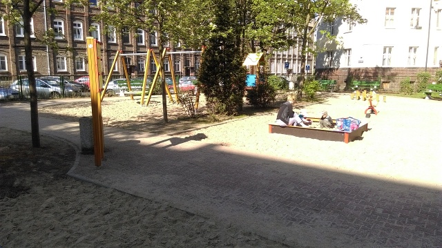 Mini park linowy, huśtawki, ślizgawka, piaskownica czy tablica do gry w kółko i krzyżyk. Kilkanaście urządzeń do zabawy dla najmłodszych już działa na nowym placu zabaw przy ul. Niemcewicza w Szczecinie.