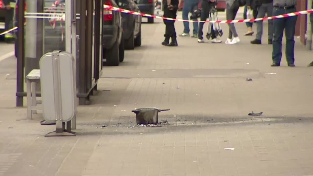 Na jednym z przystanków we Wrocławiu eksplodował ładunek. Podejrzaną paczkę wyniósł z autobusu kierowca.