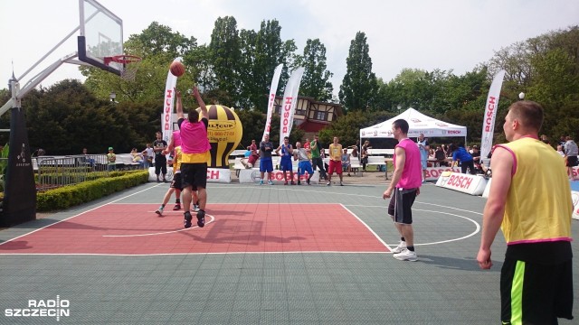 W Świnoujściu grali w streetball. Przyglądał im się trener z NBA