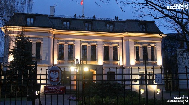 O zwołanie okrągłego stołu w sprawie Trybunału Konstytucyjnego zaapelowali do prezydenta Andrzeja Dudy przewodniczący Sojuszu Lewicy Demokratycznej Włodzimierz Czarzasty i szef stowarzyszenia Dom Wszystkich Polska Ryszard Kalisz - podaje Polska Agencja Prasowa.