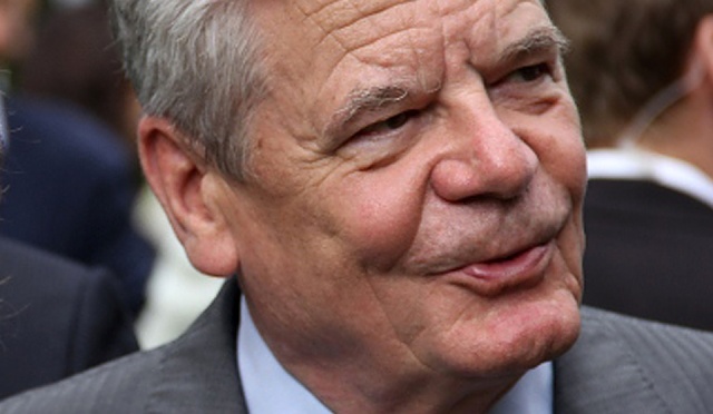 Polacy potrzebują więcej czasu, by nauczyć się żyć z obcymi i zbudować z nimi zażyłość - powiedział Joachim Gauck pytany o stosunek Polaków do uchodźców.