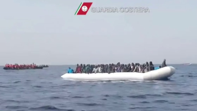 W ciągu niespełna tygodnia morze śródziemne przepłynęło około 13 tysięcy osób. Tylko w sobotę okręty marynarek wojennych Włoch, Irlandii i Niemiec podjęły z wody kilkaset osób.