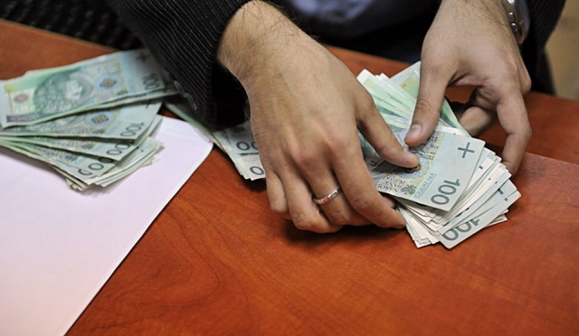 Większe wypłaty dla pracowników - rząd pracuje nad tym, jak to osiągnąć - informuje dziennik.pl.