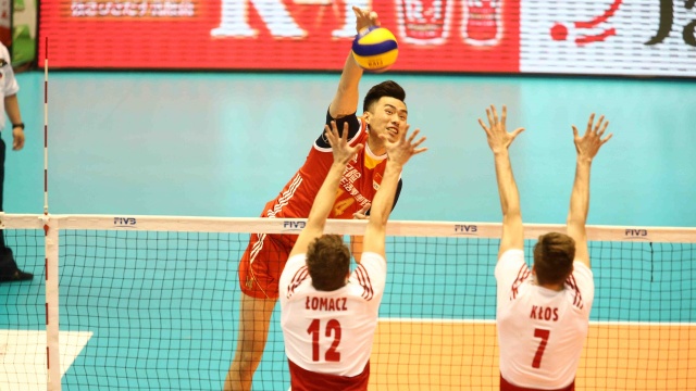 Polscy siatkarzy wygrali czwarty z rzędu mecz w turnieju kwalifikacyjnym do igrzysk w Rio de Janeiro. W Tokio pokonali po pięciu setach drużynę Chin 3:2.