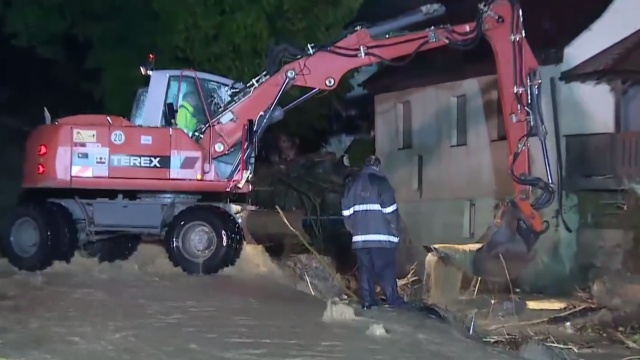 Trzy osoby zginęły w powodziach w Bawarii, a miejscowe władze ogłosiły stan klęski żywiołowej. To z powodu ulew, które od kilu dni przechodzą nad tą częścią Niemiec - informuje Polska Agencja Prasowa.