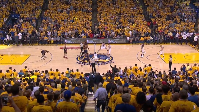 Za oceanem rozpoczął się właśnie finał koszykarskiej ligi NBA. Na początek nie było sensacji. Faworyt a zarazem obrońca tytuły Golden State Warriors pokonał we własnej hali Cleveland Cavaliers 104:89.