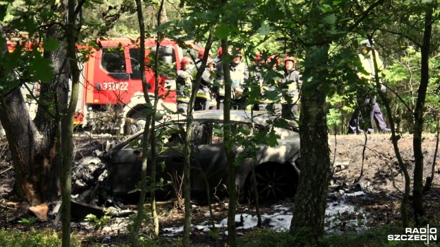Do tragicznego wypadku doszło w czwartek ok. godz. 10 w Sianowie pod Koszalinem. Samochód osobowy uderzył w drzewo i stanął w płomieniach.