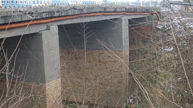 Zbudowany w 1939 roku po 77 latach wysłużył swoje. Konstrukcja nie nadaje się do remontu i trzeba go rozebrać. Wiadukt nad nieczynną już linią kolejową w Starym Objezierzu łączył drogowo Bielinek przez Cedynię i Moryń z drogą krajową 31.