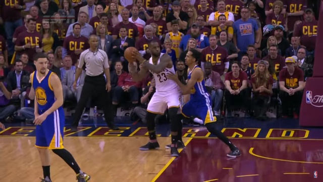 W lidze NBA obronę mistrzowskiego tytułu na wyciągnięcie ręki mają koszykarze Golden State Warriors. Minionej nocy pokonali oni na wyjeździe Cleveland Cavaliers 108:97 i w serii do czterech zwycięstw prowadzą już 3:1.
