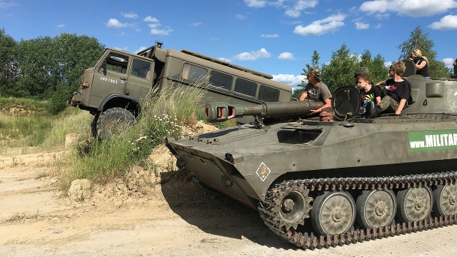 Zdobycze wojskowej techniki można podziwiać na płycie dawnego lotniska Kluczewo nieopodal Stargardu. Trwa tam trzecia edycja Zlotu Pojazdów Militarnych Czerwone Lotnisko.