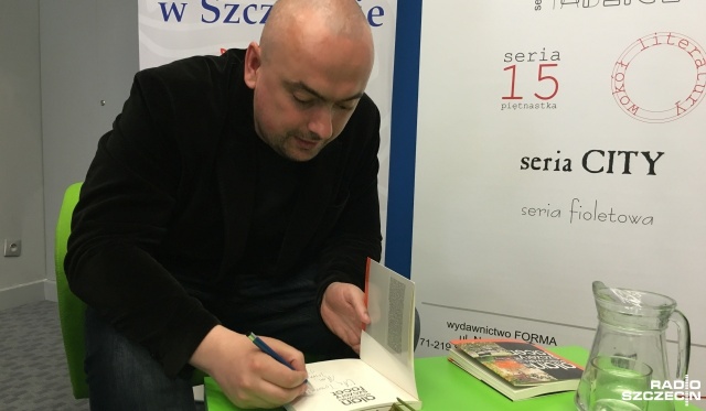 Premiera nowej książki szczecińskiego prozaika Alana Sasinowskiego. Szczery facet to czwarty tytuł w dorobku pisarza i dziennikarza Kuriera Szczecińskiego.