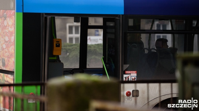 Sporo kłopotów mieli w poniedziałek po południu pasażerowie komunikacji miejskiej w Szczecinie. Z rozkładów jazdy wypadły trzy autobusy. Po jednym z linii pospiesznych A i E oraz linii 52.