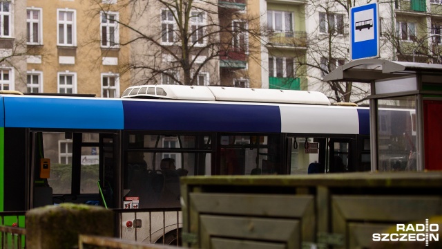 Zmiany w komunikacji miejskiej w Szczecinie wprowadza Zarząd Dróg i Transportu Miejskiego. Pierwsze pojawią się już w czwartek. Ma to związek z zamkniętym dla ruchu Mostem Cłowym oraz końcem roku szkolnego.