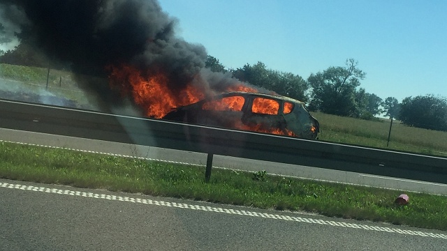 Samochód zapalił się na S3, na odcinku pomiędzy zjazdami na Pyrzyce i Gryfino, w pobliżu miejscowości Sobieradz.