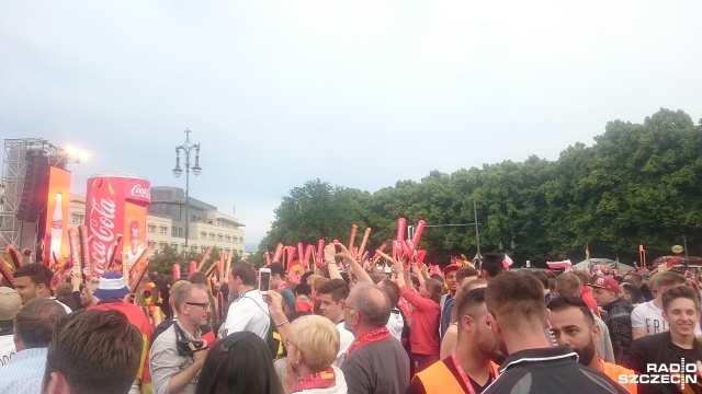 Ponad 50 tysięcy osób oglądało pod Bramą Brandenburską z trudem wywalczony awans Niemców do półfinałów Mistrzostw Europy. Mistrzowie świata pokonali w sobotę Włochów w rzutach karnych 6:5.