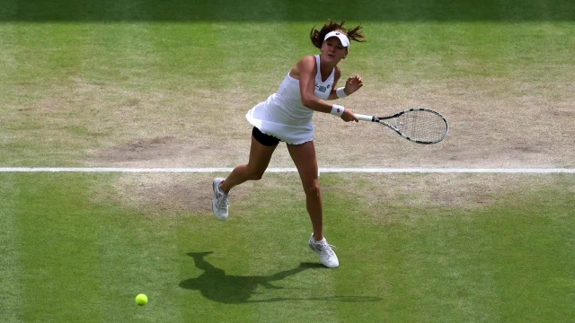 Rozstawiona z numerem trzecim Agnieszka Radwańska nie zdołała awansować do ćwierćfinału wielkoszlemowego turnieju tenisowego rozgrywanego na trawiastych kortach Wimbledonu. W poniedziałek Polka przegrała ze Słowaczką Dominiką Cibulkovą 3:6, 7:5, 7:9.