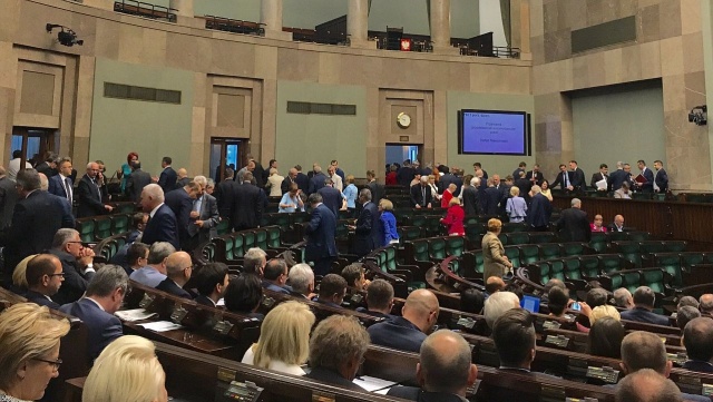 To pierwszy minister obrony w historii, który zachęca do inwazji na własne państwo - tak o Antonim Macierewiczu mówił podczas obrad sejmowej komisji obrony Stefan Niesiołowski.