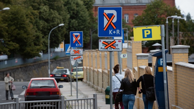Była strefa krótkiego parkowania KissRide, ale po pół roku jej funkcjonowania zastąpiły ją zatoczki autobusowe, gdzie postój samochodów jest zabroniony. Od tygodnia zmiana ta zaskakuje kierowców na ulicy Owocowej, przy nowej kładce dworca kolejowego Szczecin Główny.