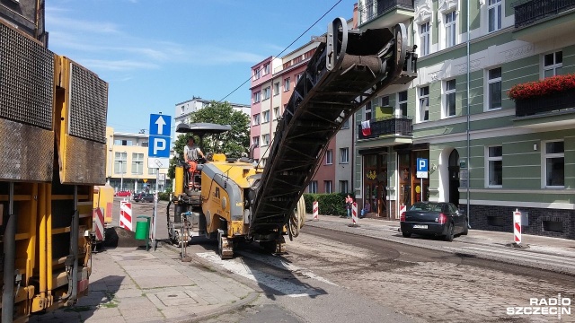 Na części jezdni Pułaskiego zrywany jest stary i układany nowy asfalt. Prace wykonywane są bez zamknięcia ulic i trzeba uważać na ciężki sprzęt.