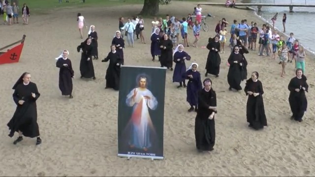 Tańczące na plaży Faustynki hitem Facebooka [WIDEO]