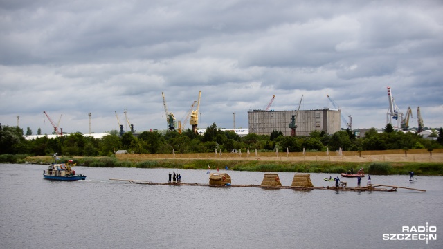 Między Mostem Długim a Wałami Chrobrego w Szczecinie przepłynęli flisacy na własnoręcznie wykonanych łódkach w ramach XXI Flisu Odrzańskiego.