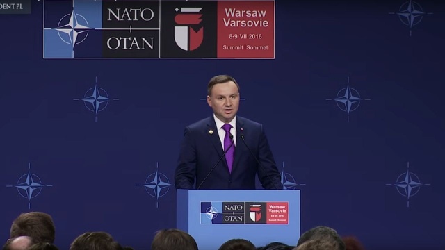 Podczas dwudniowych obrad kilkudziesięciu przywódców państw w Warszawie podjęto kluczowe decyzje dotyczące bezpieczeństwa w Europie Wschodniej.