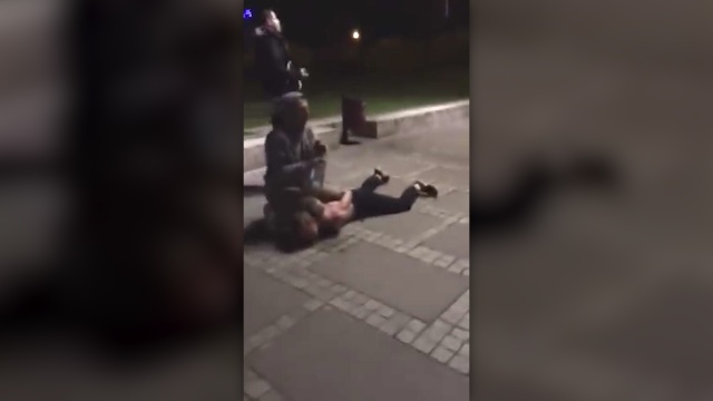 Policjanci po cywilnemu, pistolety i gaz łzawiący - na bulwarach w Szczecinie. Taki trzyminutowy film na którym widać interwencję policji trafił do internetu.