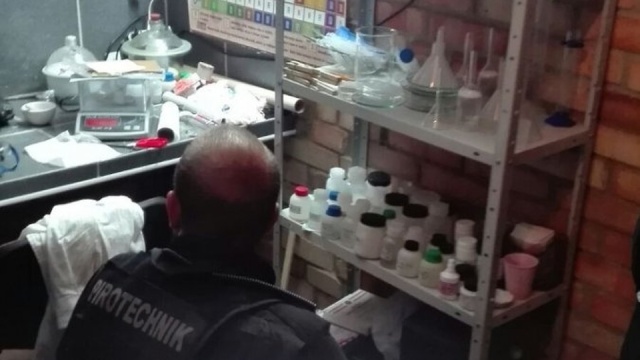 Ponad 150 kg substancji chemicznych, z których można by wyprodukować materiały wybuchowe przejęli policjanci Centralnego Biura Śledczego. To efekt skoordynowanej akcji prowadzonej równocześnie w 12 miastach w Polsce.