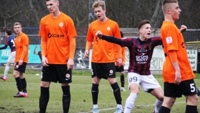 Gracjan Jaroch podpisał profesjonalny kontrakt z Pogonią Szczecin. Napastnik juniorów starszych portowej drużyny związał się czteroletnią umową ze szczecińskim klubem.