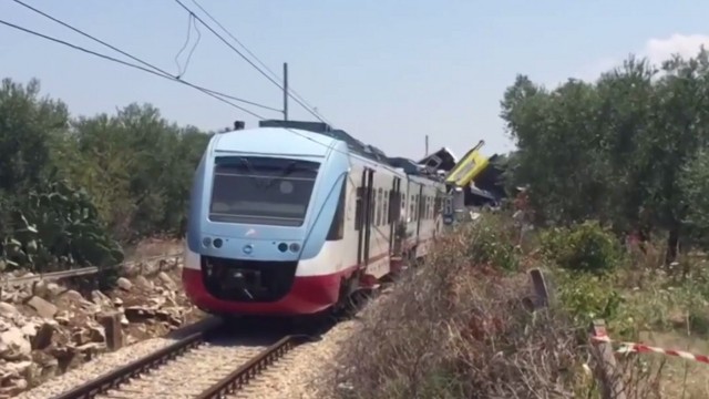 Według ostatnich doniesień służb we wtorkowym wypadku zginęło co najmniej 27 osób, a 50 jest rannych.