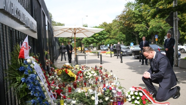 Prezydent Andrzej Duda złożył w sobotę kwiaty przed ambasadą Francji po ataku terrorystycznym w Nicei.