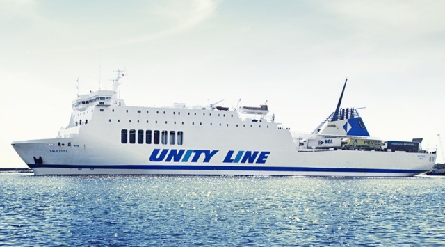 Pływający na co dzień w barwach Unity Line prom zatrzymał się w suchym doku Morskiej Stoczni Remontowej Gryfia w Szczecinie.