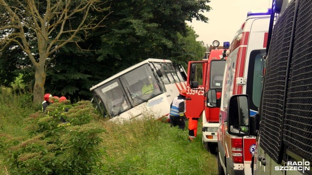 Wypadek niedaleko miejscowości Gąski - autobus wjechał do rowu. Do zdarzenia doszło w momencie mijania się autobusu z samochodem osobowym.