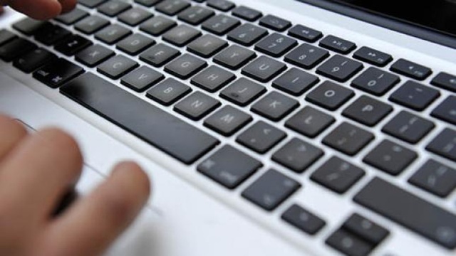 Właściciel jednego z największych portali do pobierania plików, strony Kickass Torrents, został aresztowany w Polsce. 30-letni Ukrainiec Artema Waulina usłyszał zarzut łamania praw autorskich. O sprawie pisze Polska Agencja Prasowa.