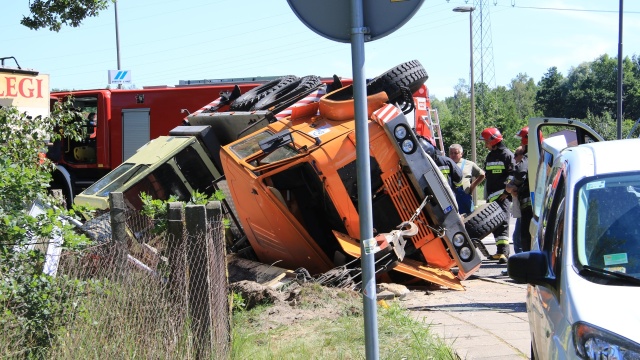 Żuraw samochodowy przewrócił się na skrzyżowaniu ulic Wolińskiej i Ludzi Morza w Świnoujściu. Ruch w tym miejscu odbywa się wahadłowo - poinformował nas dyżurny świnoujskiej straży pożarnej.