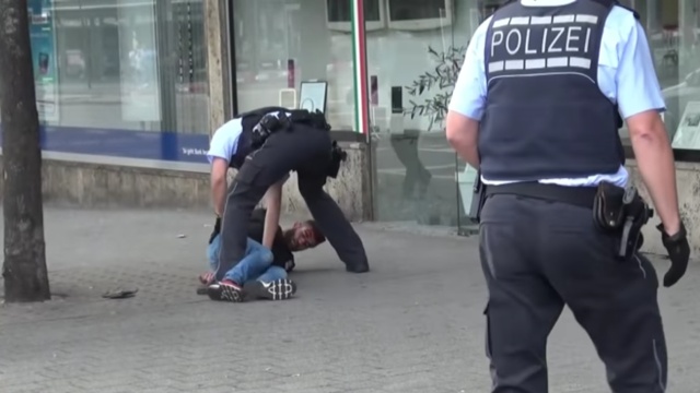 Kobieta nie żyje, dwie osoby są ranne, po tym jak mężczyzna zaatakował ludzi maczetą obok budki z kababem niedaleko Stuttgartu. Jak potwierdziła niemiecka policja, ofiara była Polką.
