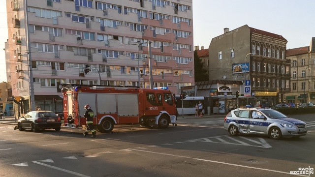 Na placu Żołnierza samochód osobowy uderzył w radiowóz.