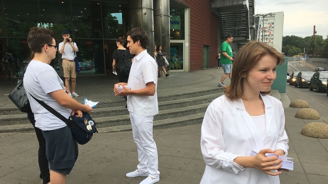 Ulotki bez żadnej treści można było otrzymać przy wejściu do Centrum Handlowego Galaxy. To w ramach Artystycznej akcji promocyjnej absolutnie NICZEGO.