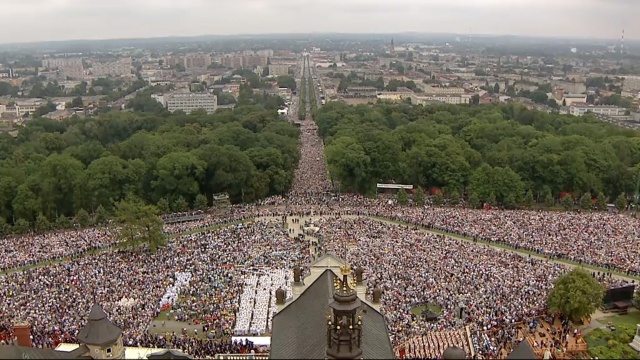 Papież odwiedził sanktuarium na Jasnej Górze, gdzie odprawi Mszę świętą. Liturgia w Częstochowie była częścią obchodów 1050. rocznicy Chrztu Polski.