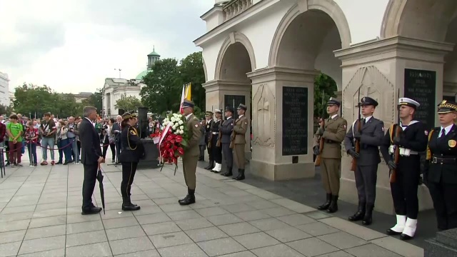 Stanęli do nierównej walki o swoje miasto, o prawo do godnego życia i własnej samorządności - tak o żołnierzach Armii Krajowej mówiła prezydent Warszawy Hanna Gronkiewicz-Waltz.
