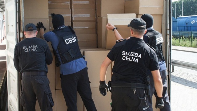 W kontenerach przywiezionych z Malezji do portu w Gdańsku przemytnicy ukryli 26 mln sztuk papierosów.