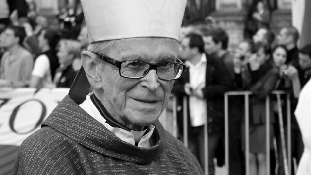 Podczas pielgrzymki odwiedził go w szpitalu, teraz żegna się pogrążony w smutku. Papież Franciszek dziękuje kardynałowi Macharskiemu za jego posługę i oddanie Bogu.