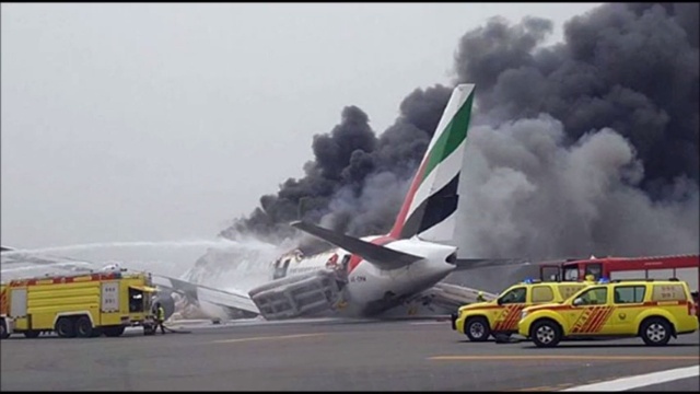 Samolot linii Emirates awaryjnie lądował na lotnisku w Dubaju. Chwilę po osadzeniu maszyny na ziemi z Boeinga 777 zaczęły wydobywać się kłęby gęstego, czarnego dymu.