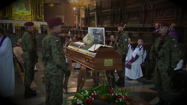 Tysiące krakowian pożegnało kardynała Franciszka Macharskiego. W czwartek wieczorem zakończyła się msza św. w intencji duchownego.