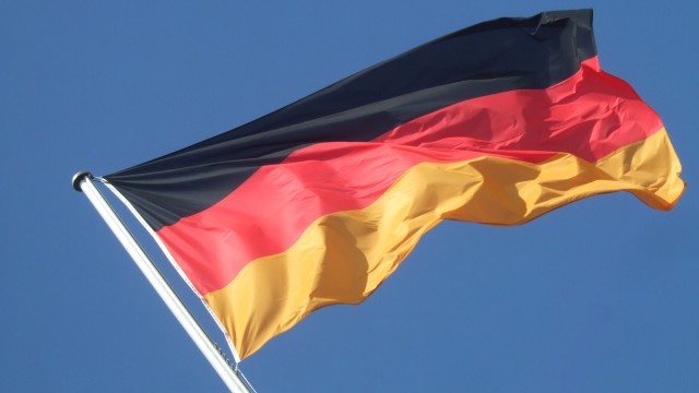 Merkel coraz bardziej traci popularność w Niemczech - wynika z ostatnich sondaży. W badaniach zyskuje natomiast premier Bawarii, czołowy przeciwnik polityki otwartych drzwi wobec imigrantów.